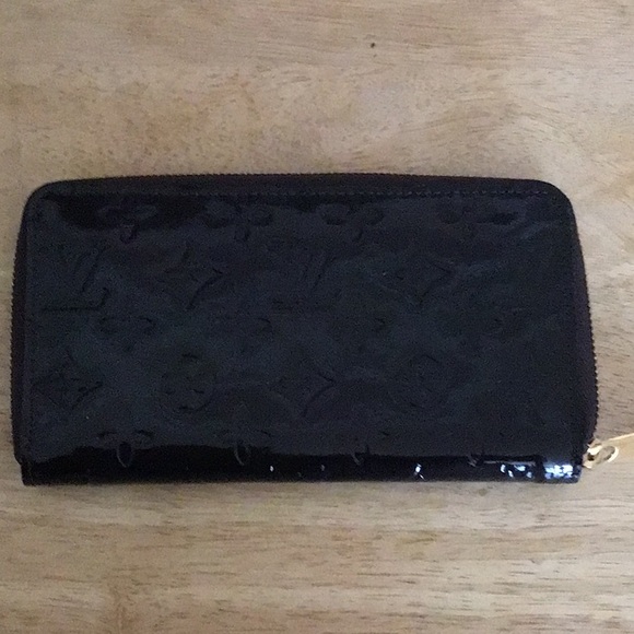Women's Black Zip Up Black Patent Leather Wallet EUC - Picture 2 of 3
